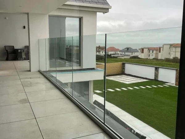 outdoor-glass-balustrade-glass-terrace-sea-view-garden-room-swansea-swansea-glass-balustrades-wide Outdoor glass balustrade showing glass terrace sea view garden room in Swansea by Swansea Glass Balustrades